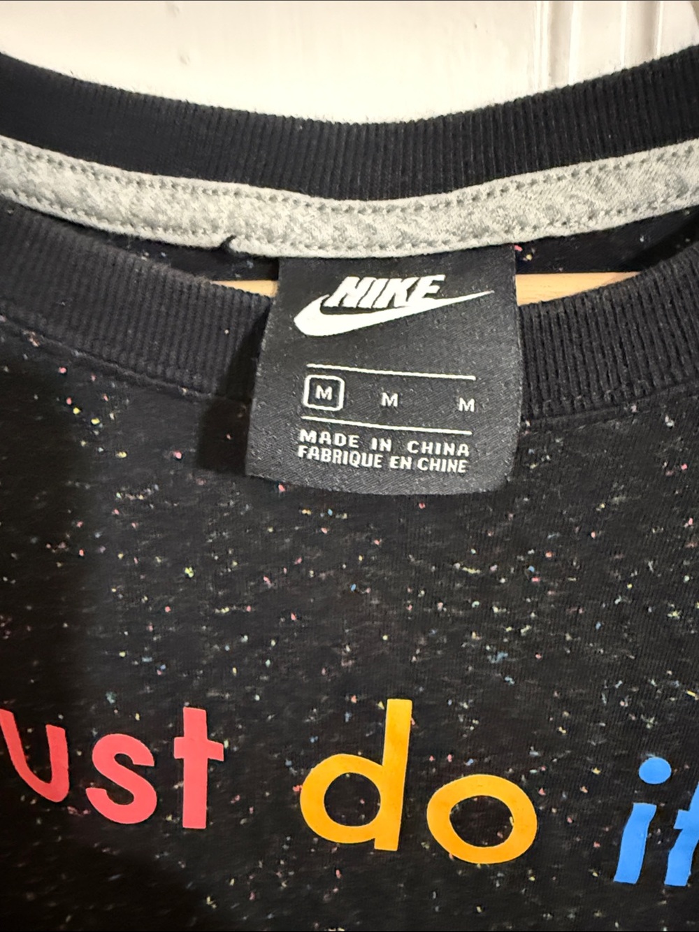 Nike Women's Size Medium Black Rainbow Speckle "Just Do It" Graphic - Picture 3 of 8